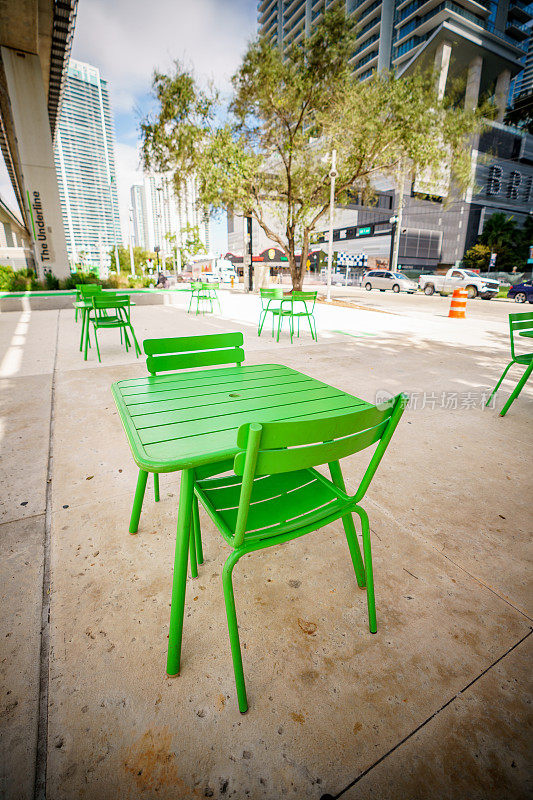 Brickell Underline Miami的公共绿色桌椅